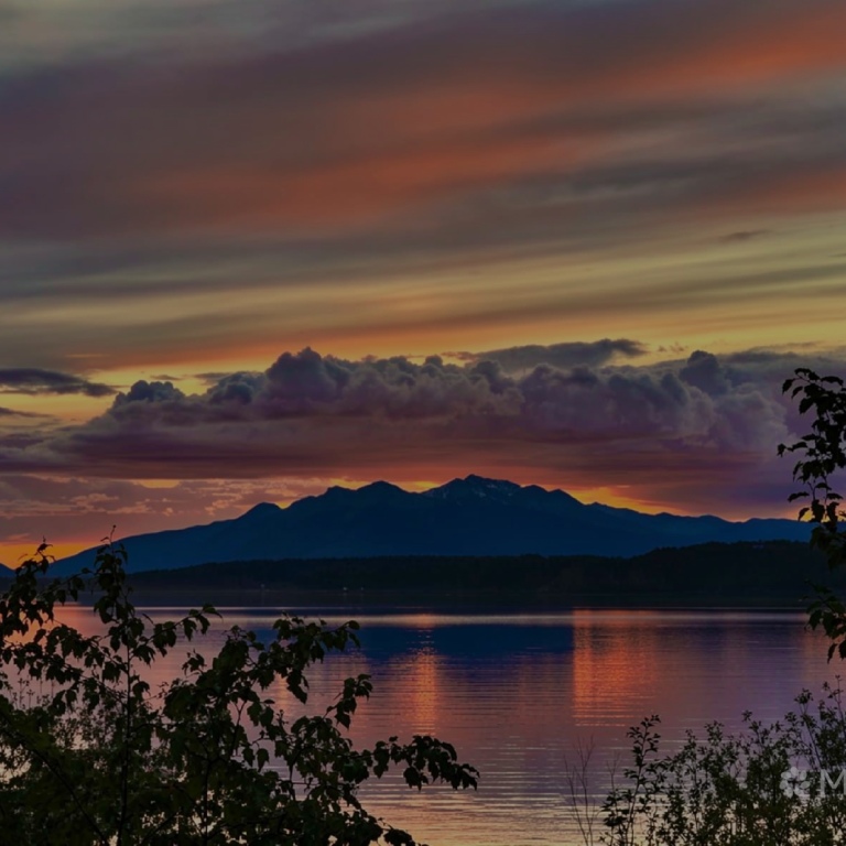 Lake sunset sustutudene