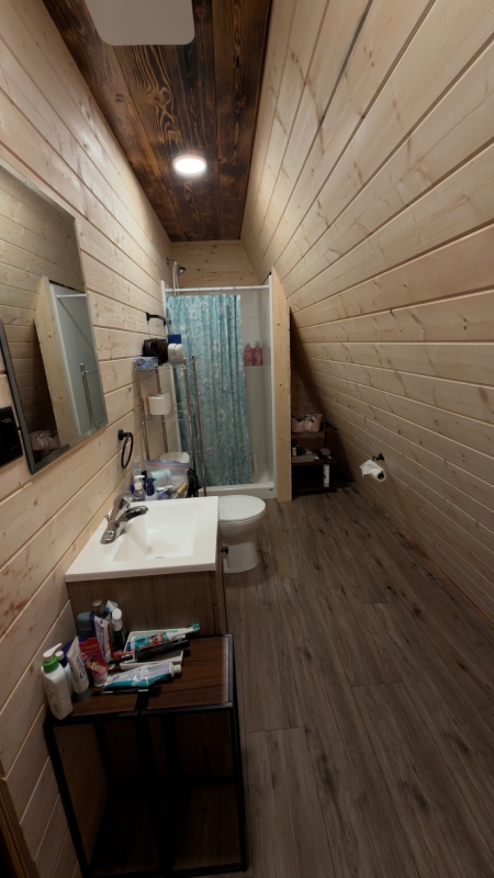 Lodge upstairs bathroom